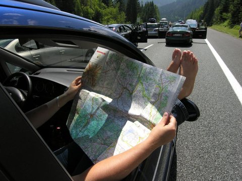 Les habitudes à éviter sur la route des vacances : mettre les pieds sur le tableau de bord (vidéo)