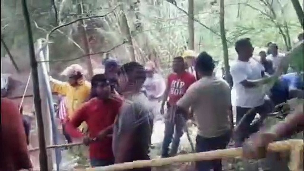 Decenas de muertos al caer autobús de pasajeros a un barranco en México