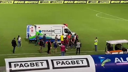 Meia João Paulo é retirado de ambulância do Estádio Rei Pelé após vitória do CRB