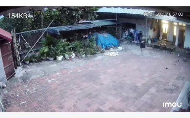 “Vật thể lạ” rơi xuống nhà khiến cô gái đang ngồi hóng gió kinh hãi