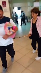 ¡Puso orden! Hombre sale de la comisaría y su mamá lo recibe a palazos