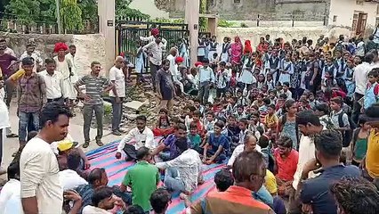 school lockout: ऐसा क्या हुआ जो स्कूल के लगा दिया ताला