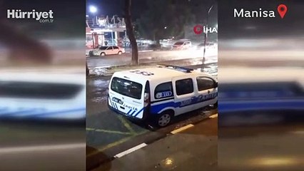Fırtına Alaşehir'i savaş alanına çevirdi... Ağaçlar devrildi, park halindeki araçlar zarar gördü