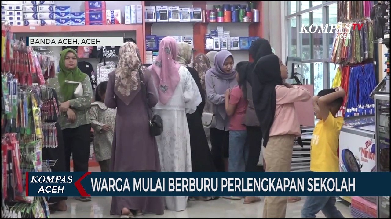 Tahun Ajaran Baru Warga Mulai Berburu Perlengkapan Sekolah