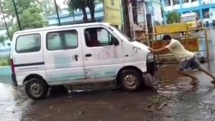 जमुई: स्वास्थ्य व्यवस्था की खुली पोल, 102 एम्बुलेंस को धक्का मारने का वीडियो वायरल