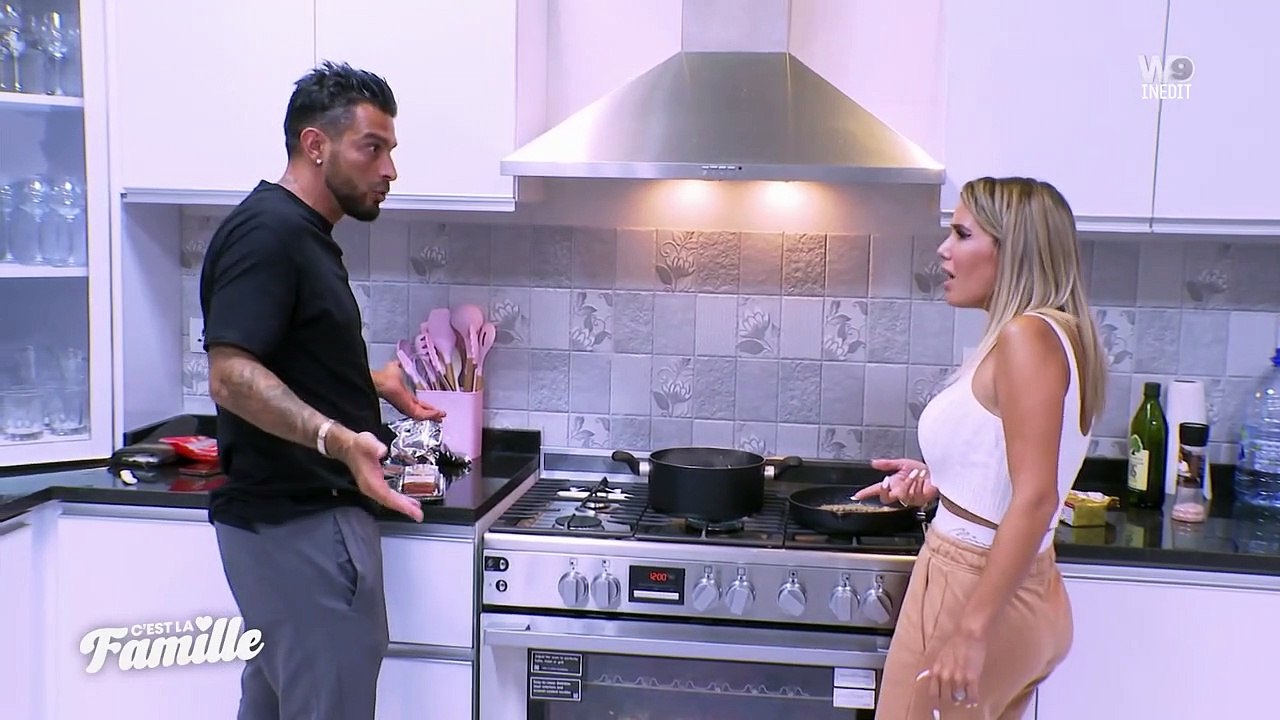 Crise de couple pour Manon Marsault et Julien Tanti, dans "C'est la famille !" sur W9.