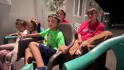 Depremzede çocuktan konteyner kentteki arkadaşlarına sinema sürprizi