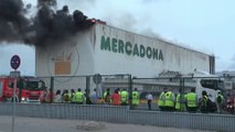 Desalojados los trabajadores de una nave de Mercadona en Ribarroja por un incendio