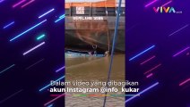 DETIK-DETIK Kapal Kecil Tersedot ke Bawah Kapal Tongkang