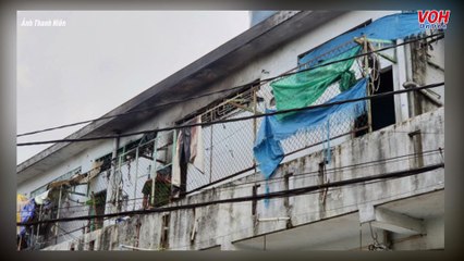 Người phụ nữ bán vé số tìm lại được vàng sau khi cháy phòng trọ ở TPHCM