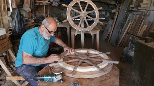 Baba yadigarı atölyesinde 15 yıldır dümen yapıyor