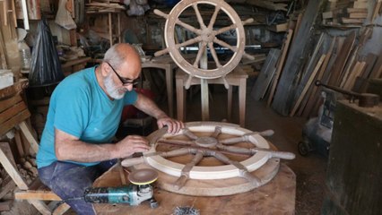 Baba yadigarı atölyesinde 15 yıldır dümen yapıyor