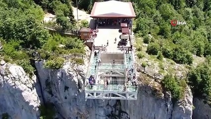 450 Metre Yükseklikteki Kanyon Üzerindeki Cam Teras Nefes Kesiyo