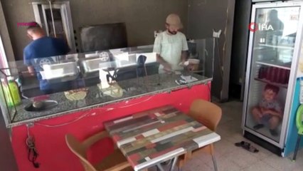 Adana'da sıcaktan bunalan çocuk soluğu buzdolabında aldı