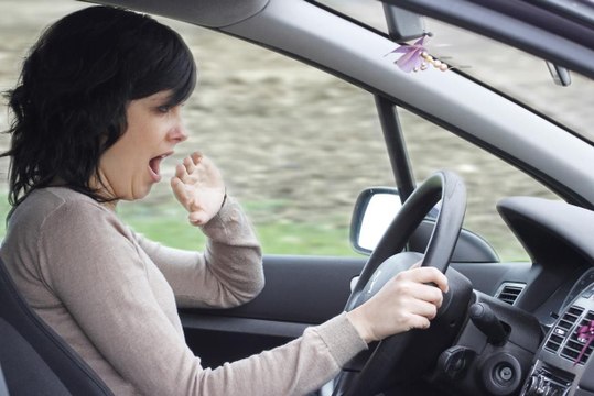 Les habitudes à éviter sur la route des vacances: Dormir 6h par nuit pendant plusieurs jours augmente le risque d'accident de 3 à 6 fois