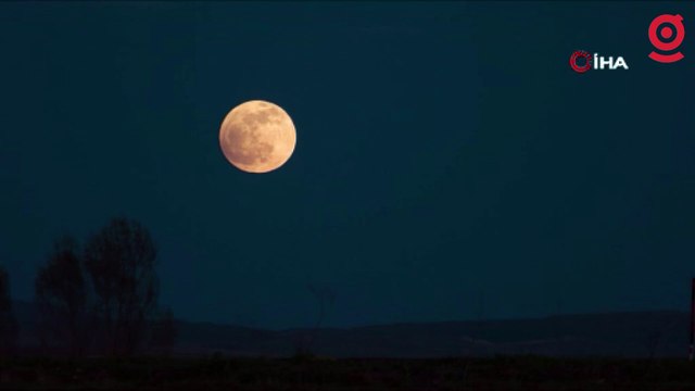 “Süper Ay” manzarasıyla büyüledi