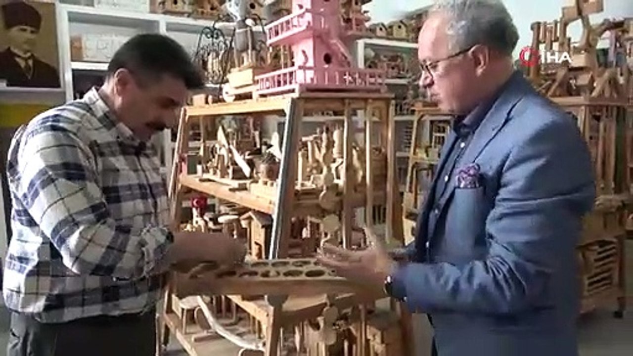 YAPTIĞI OYUNCAKLARLA ÇOCUKLARIN YÜZÜNÜ GÜLDÜRÜYOR 