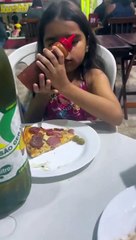 Pizza recouverte de trop de ketchup