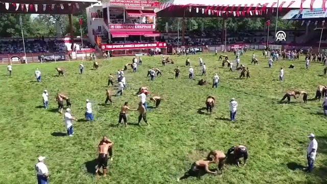 EDİRNE - Kırkpınar başpehlivanlık güreşlerinde puanlamanın yağlı güreş geleneğine zarar verdiği iddiası