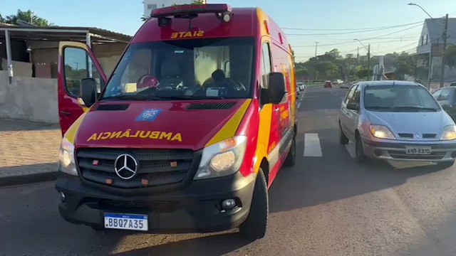 Duas pessoas ficam feridas após colisão entre carro e moto na Rua Xavantes