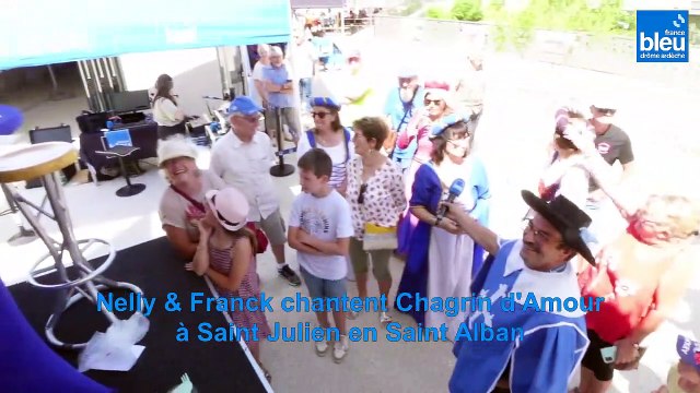 Nelly Sorbier et Franck Daumas, animateurs à France Bleu Drôme Ardèche, chantent à Saint-Julien en Saint-Alban