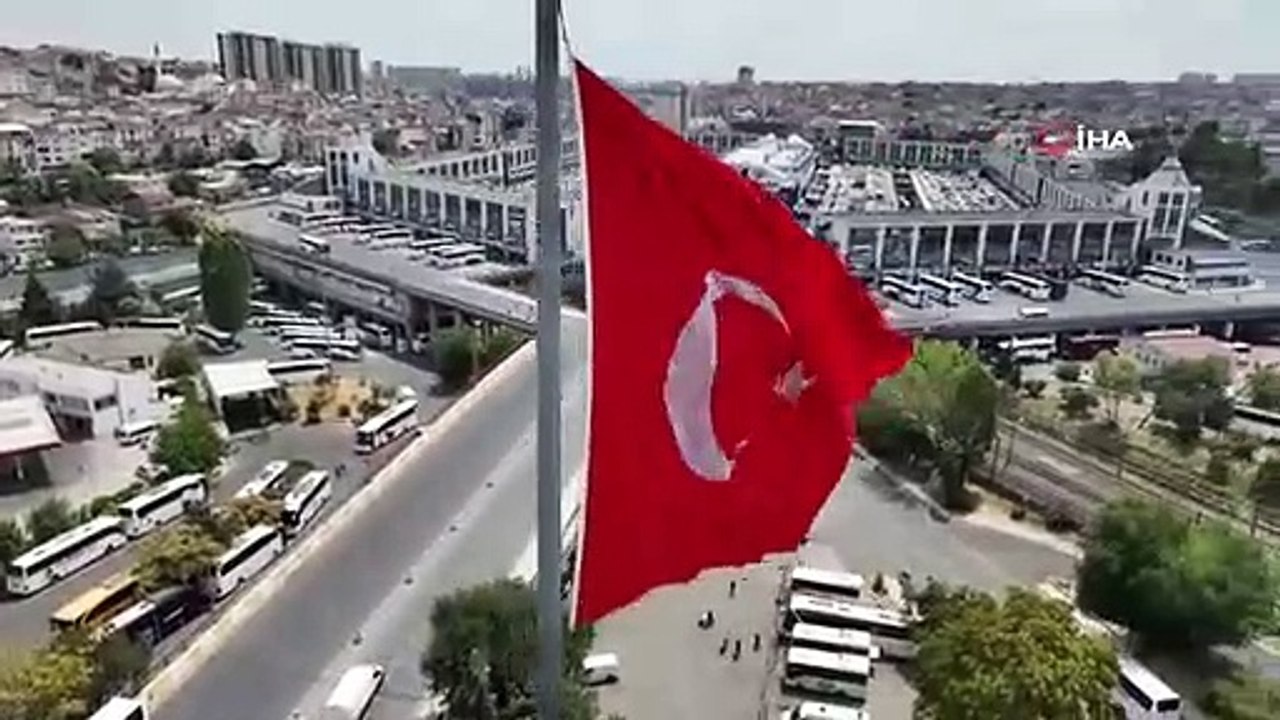 La grande gare routière d'Istanbul est en train...