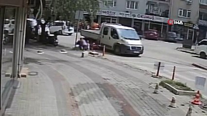 Le vélo électrique a percuté le camion... Ces moments sont filmés