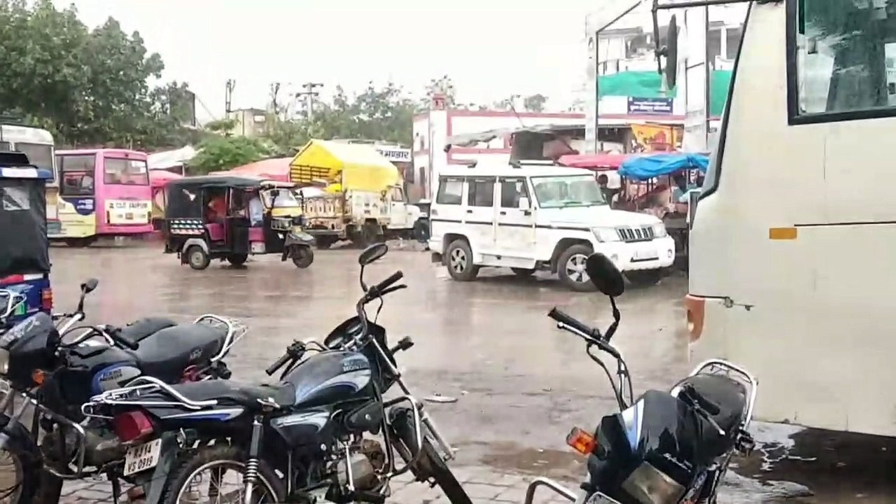 बारिश से मौसम खुशनुमा, किसानों के खिल रहे चेहरे