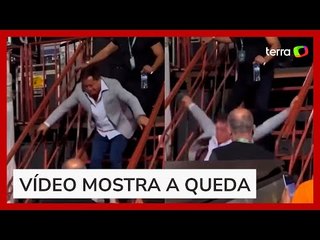 Cantor Leonardo leva tombo ao descer escada após show em MT