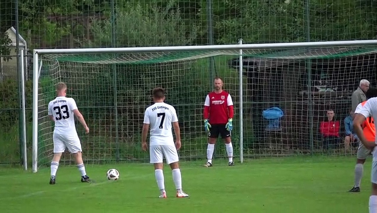 Mattis Mühlhaus (SVG) trifft vom Punkt gegen den FC Gleichen