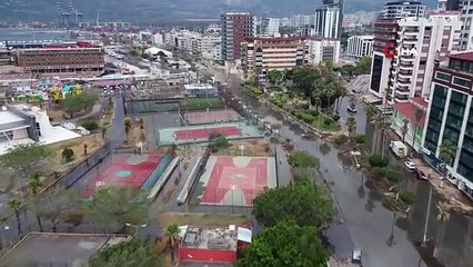 İskenderun'da sahil şeridi yine sular altında kaldı