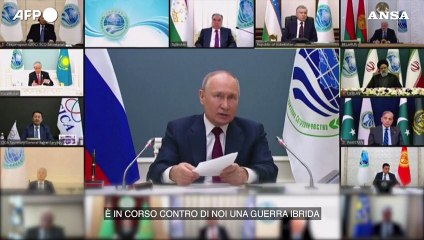 Putin: "E' in corso una guerra ibrida contro la Russia"