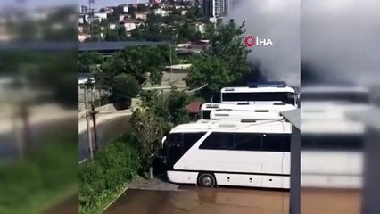 Alibeyköy'de su borusu patladı: Su metrelerce yüksekliğe fışkırdı