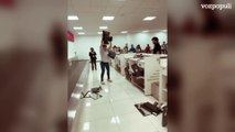 Una mujer destroza el mobiliario en el aeropuerto de Ciudad de México tras negarle una compañía el reembolso de su billete