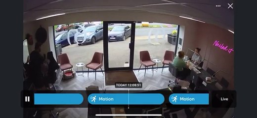 Quand tu veux une coupe de cheveux sans sortir de ta voiture