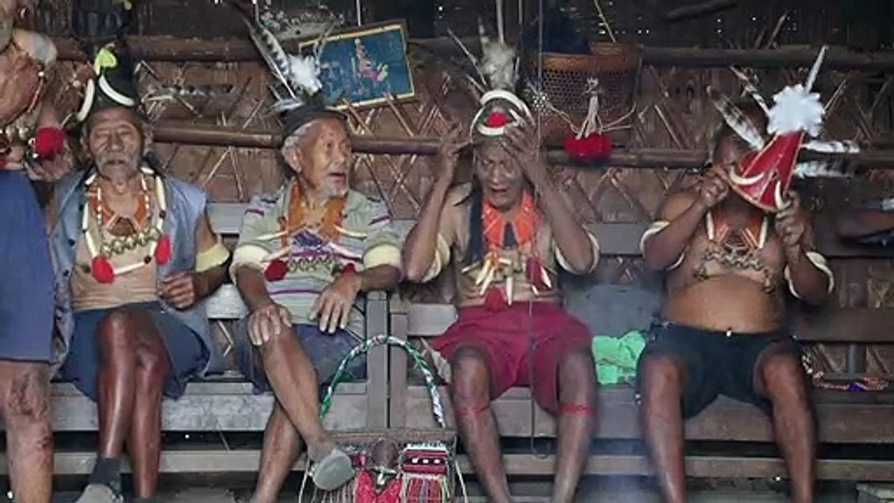 Guerreiros caçadores de cabeças na Índia espera...