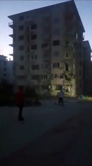 Image de Malatya ! Il a détruit le bâtiment, qui a été fortement endommagé lors du tremblement de terre, avec une pierre qu'il a lancée.