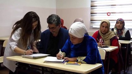 Le mari et la femme apprennent à lire et à écrire ensemble dans les installations de Şahinbey