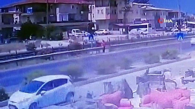 Il a percuté le camion qui a ralenti au feu rouge par derrière... Ces moments sont filmés.