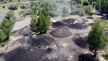 Travail acharné au charbon de bois