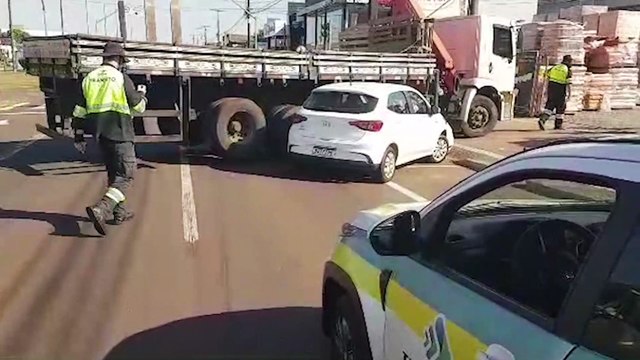 Caminhão e Fiat Argo se envolvem em colisão na Avenida Tancredo Neves