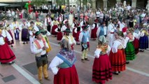 Más de un centenar de folcloristas bailan Palillos y Jota en Torrelavega