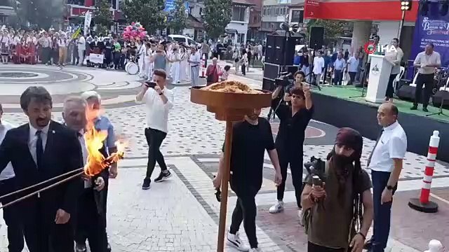 La torche du festival allumée à Devrek