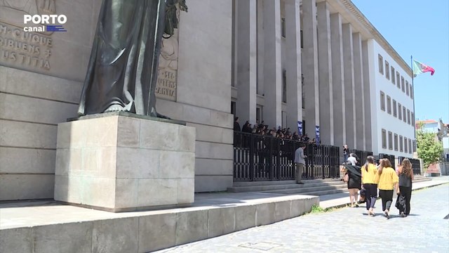 Advogados em protesto. Cerca de 100 profissionais reuniram-se no Porto contra alteração aos atos próprios