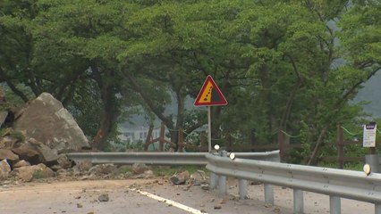 도로 덮친 바위들...정읍 산사태 피해 상황은? / YTN