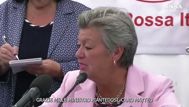 Migranti, Johansson a Lampedusa: Grazie a polizia e Guardia costiera