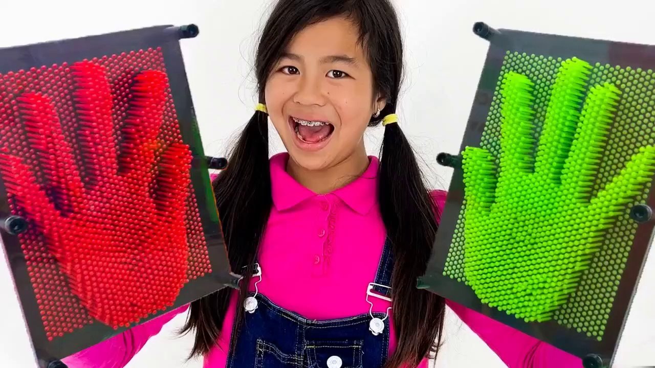 Jannie's Epic Art Battle Pin Art Toy Challenge!