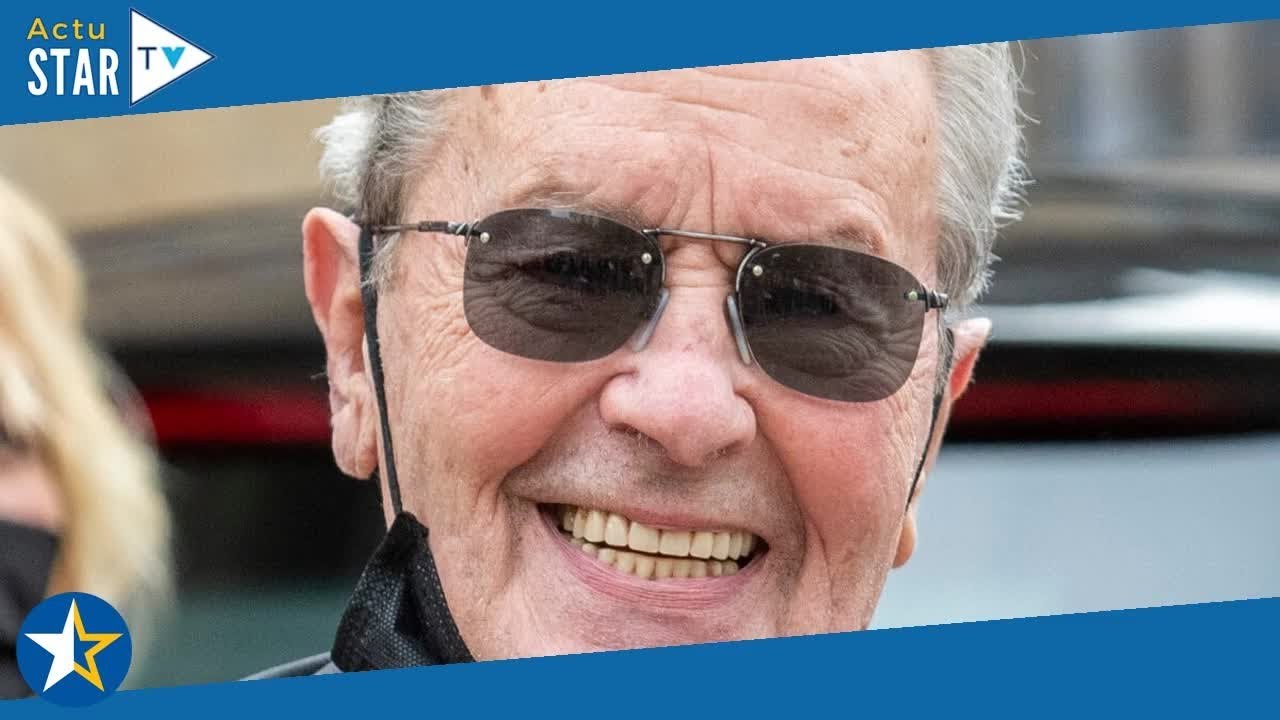 "Foutez lui la paix" : Alain Delon vivement défendu par un très célèbre ami photographe après la pla