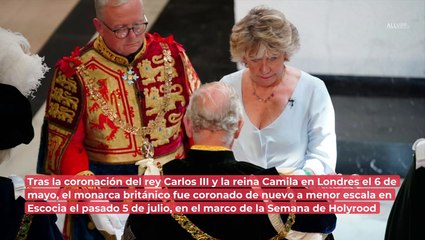 Manifestantes se lanzan contra Carlos y Camila durante coronación escocesa