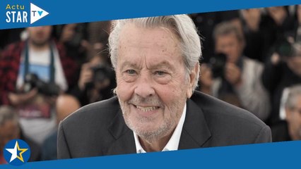 "Foutez-lui la paix !" : un célèbre ami d'Alain Delon pousse un énorme coup de gueule et défend l'ac